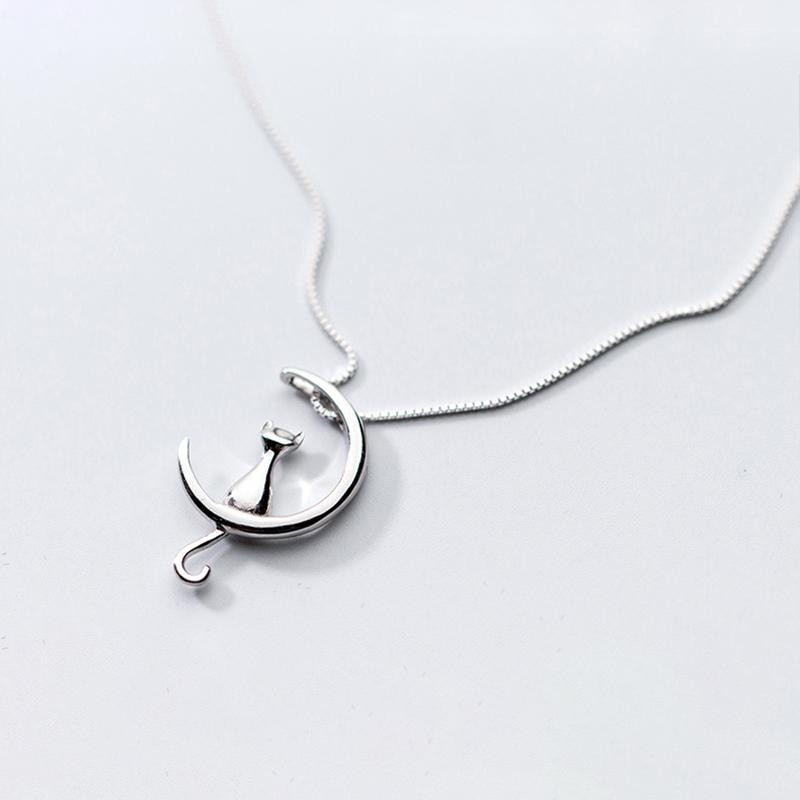 Cat pendant necklace